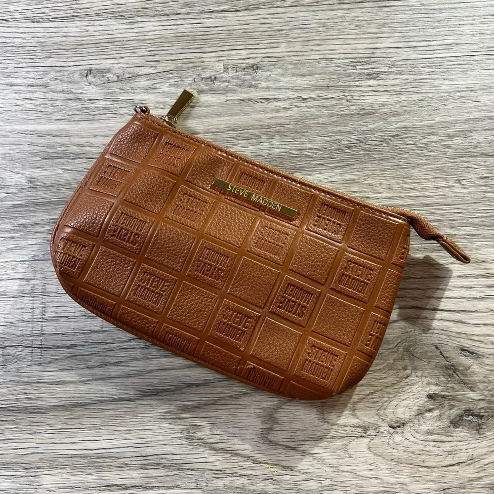 Steve‎ Madden Pouch Women OS Brown Embossed Logo Zip Top Wristlet Wallet Clutch